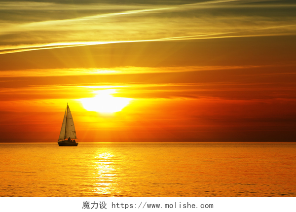 金色夕阳日落时海面上的帆船自然风景阳光灿烂的冒险